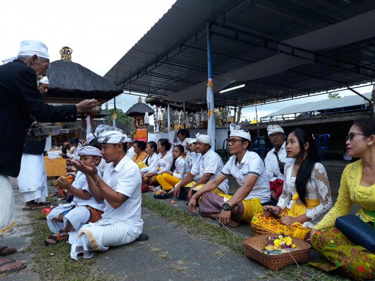 PERSEMBAHYANGAN BERSAMA PEMERINTAHAN DESA PANGSAN KE PURA KANCING GUMI