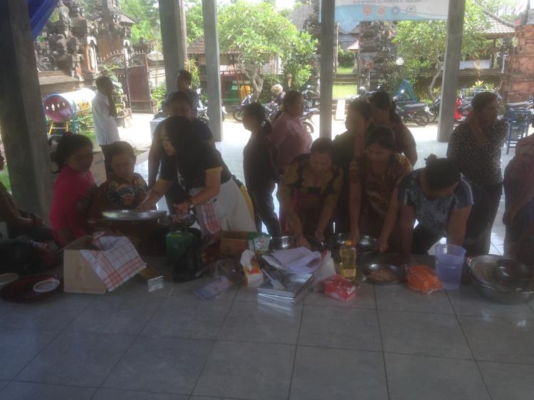 PESERTA PELATIHAN PENGOLAHAN HASIL PERTANIAN DESA PANGSAN MEMBUAT ANEKA NAGET