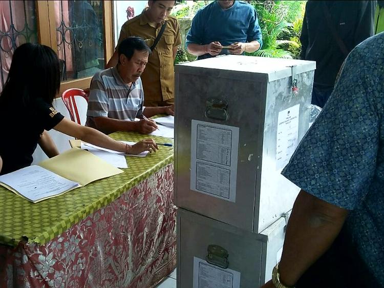 PPS DESA PANGSAN MENERIMA LOGISTIK PILGUB PROVINSI BALI DARI KPU BADUNG