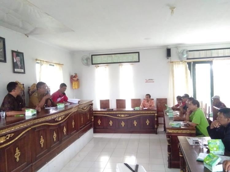 RAPAT KOORDINASI DISTRIBUSI BAK SAMPAH OLEH LPM DESA PANGSAN