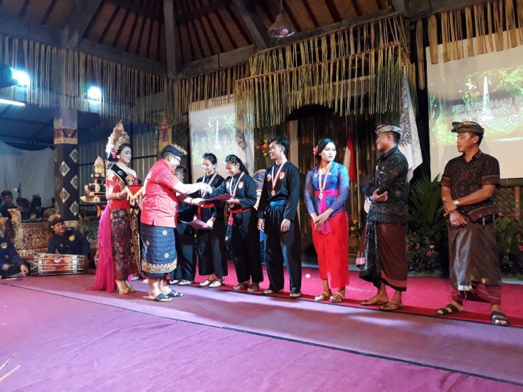 SEMARAK AKHIR TAHUN 2018, PERBEKEL DESA PANGSAN BERIKAN PENGHARGAAN PADA WARGA BERPRESTASI