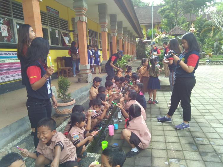 SISWA SD N 1 PANGSAN PRAKTEKKAN CARA GOSOK GIGI DAN CUCI TANGAN YANG BENAR