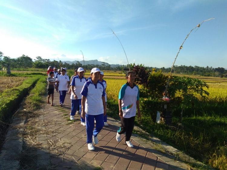 SUKA CITA LANSIA DESA PANGSAN LAKUKAN JALAN SANTAI