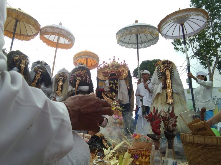 UPACARA NGUNYA DI PURA PENATARAN AGUNG SEKARMUKTI, DESA PANGSAN