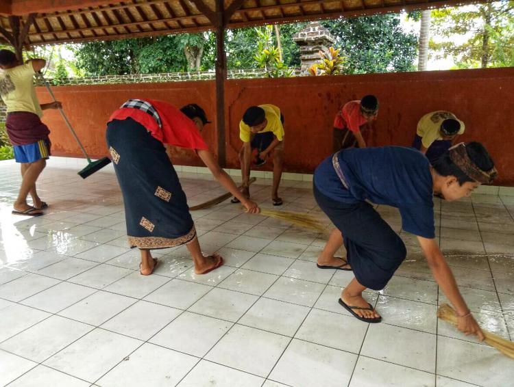 Jelang Hari Raya Galungan dan Kuningan ST. Tunas Harapan Mereresik