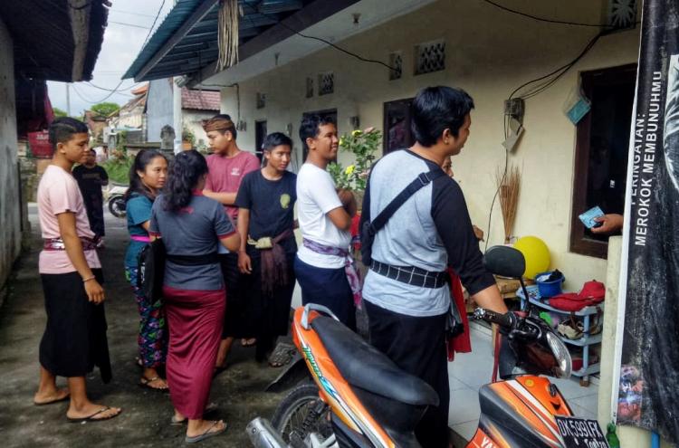 Kompak Berpakaian Adat Ringan, Anggota STT Eka Satya Dharma Menggalang Dana Dalam Bentuk Bazar