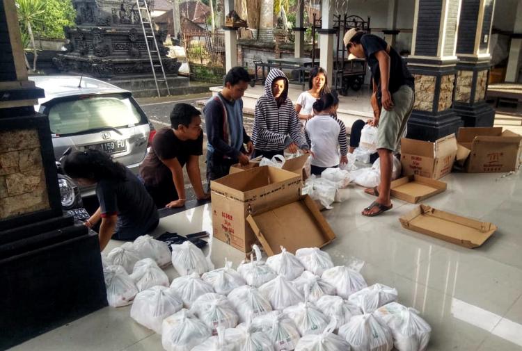 Kompak, STT Eka Satya Dharma Menukarkan Kupon Bazzar yang Dititip Warga