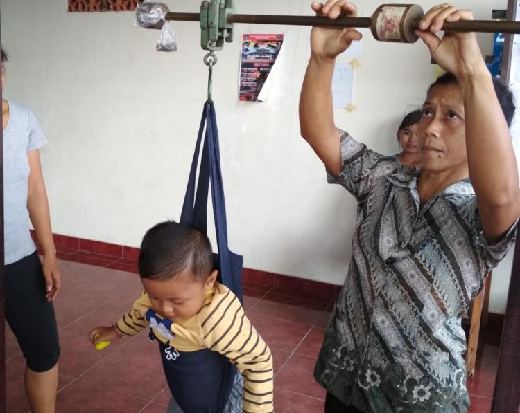 Penimbangan Berat Badan Balita oleh Kader Posyandu Banjar