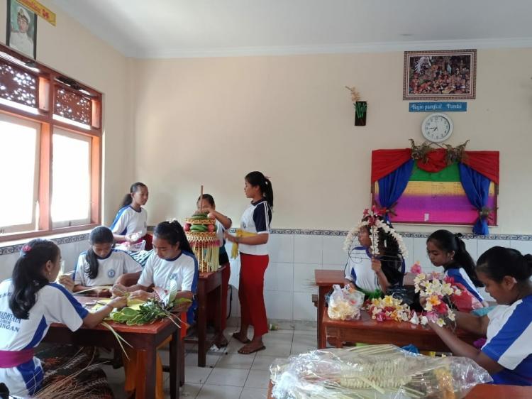 SMP Swadhyaya Sambut Hari Raya Saraswati dengan Berbagai Lomba