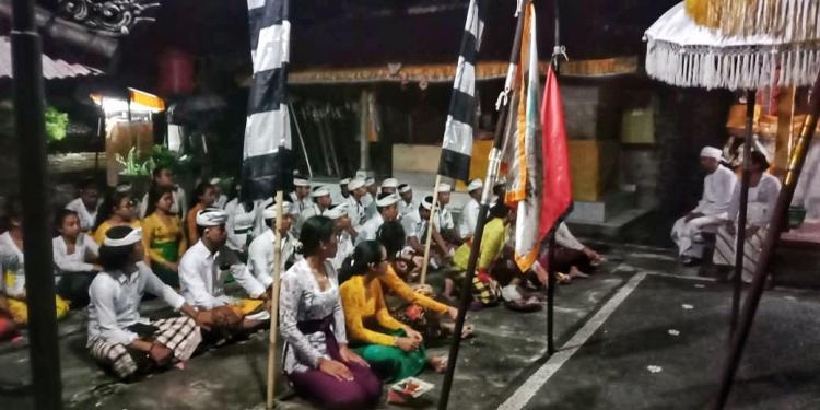 ST. Tunas Harapan Melaksanakan Persembahyangan Di Hari Raya Kuningan