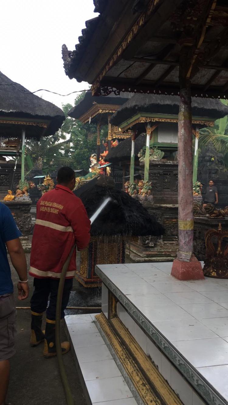 Si Jago Merah Beraksi, Pelinggih di Pura Gunung Agung Penarungan Terbakar