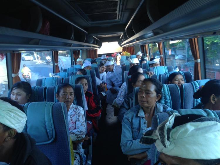 Tersenyum dan Penuh Semangat  Perjalanan Menuju Pura Puncak Lempuyang Tirta Yatra STT Tunas Mekar dan Warga Banjar Bantas