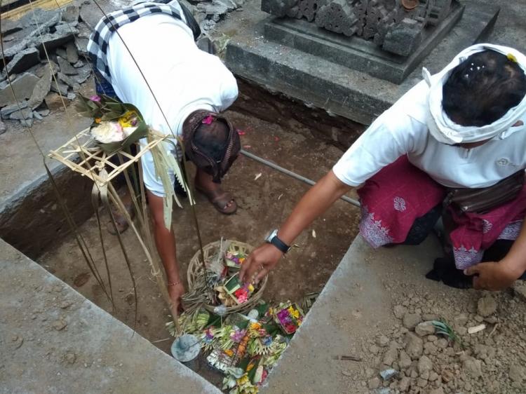 Upacara Mulang Dasar di Pelinggih Pesimpangan Kawitan Penida