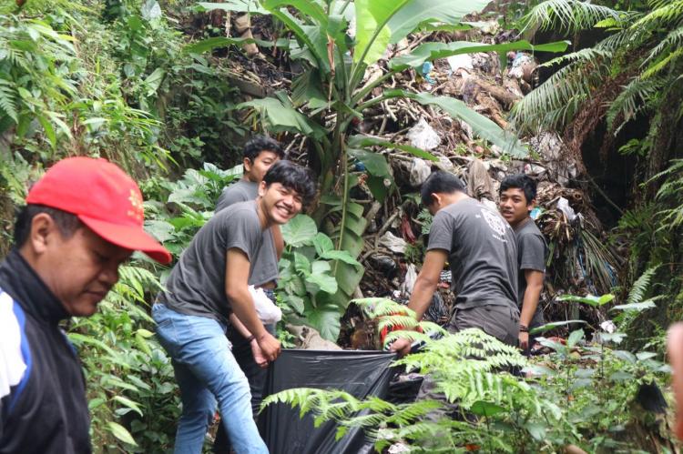 GIAT BERSIH, PERBEKEL DAN MAHASISWA ISI