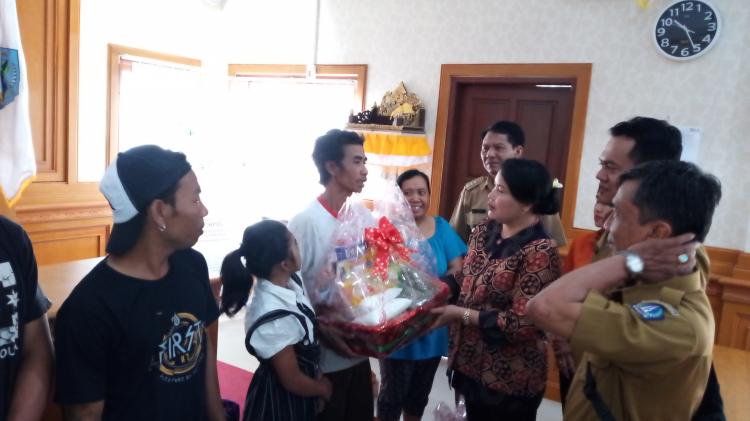 IBU BUPATI BADUNG SERAHKAN BANTUAN SEMBAKO KEPADA WARGA PENYANDANG DISABILITAS DESA SANGEH