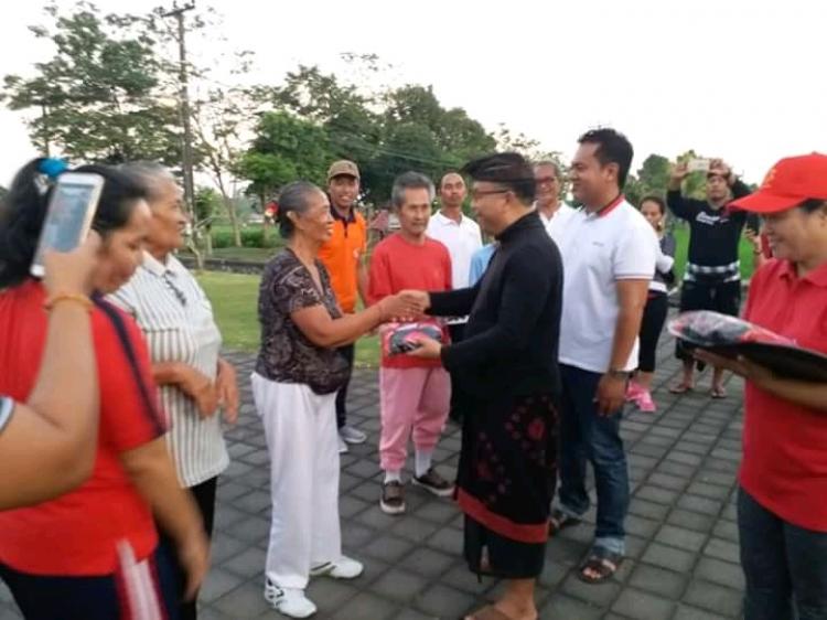 Ida Bagus Made Sunartha dan Perbekel serahkan bantuan untuk Lansia