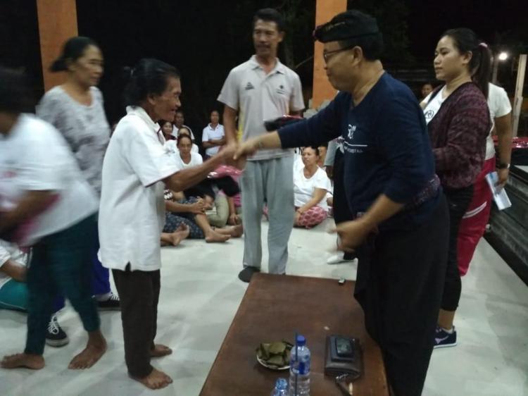 Ida Bagus Made Sunartha serahkan bantuan untuk Lansia Banjar Batusari