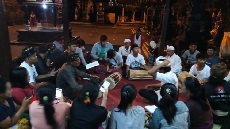 JAGA TRADISI, PEMUDA GERANA MELAJAH GENDING-GENDING SESOLAHAN BARONG LANDUNG