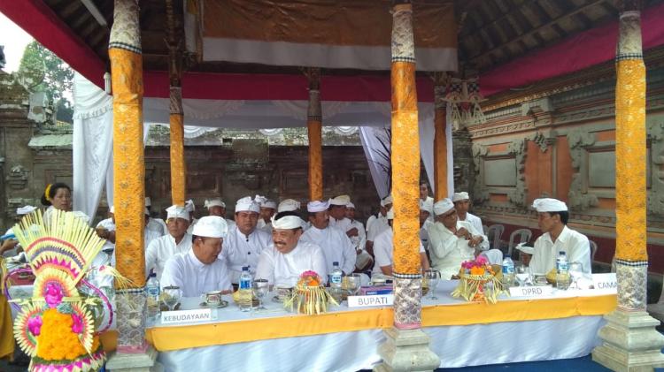KADIS KEBUDAYAAN, HADIRI UPAKARA NGERATEP DI PURA DALEM DESA GERANA