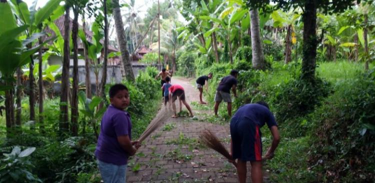 MUSIM HUJAN, WARGA ALAS ARUM BERSIH-BERSIH LINGKUNGAN