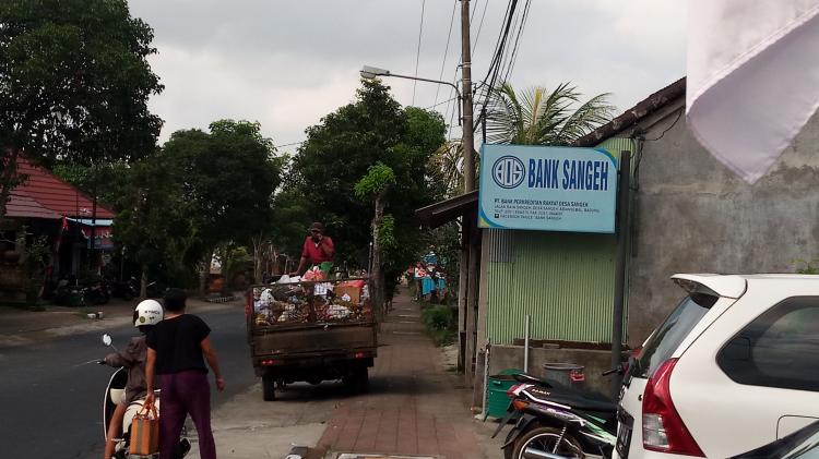 PARA PAHLAWAN KEBERSIHAN DESA SANGEH