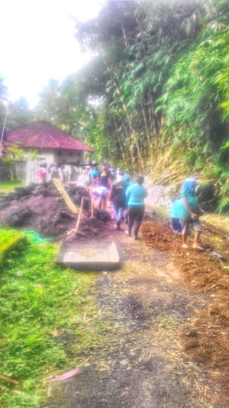 PEMASANGAN PAVING DI JALAN ALAS WAYAH, MASYARAKAT IKUT LANGSUNG DALAM PROGRAM PADAT KARYA TUNAI