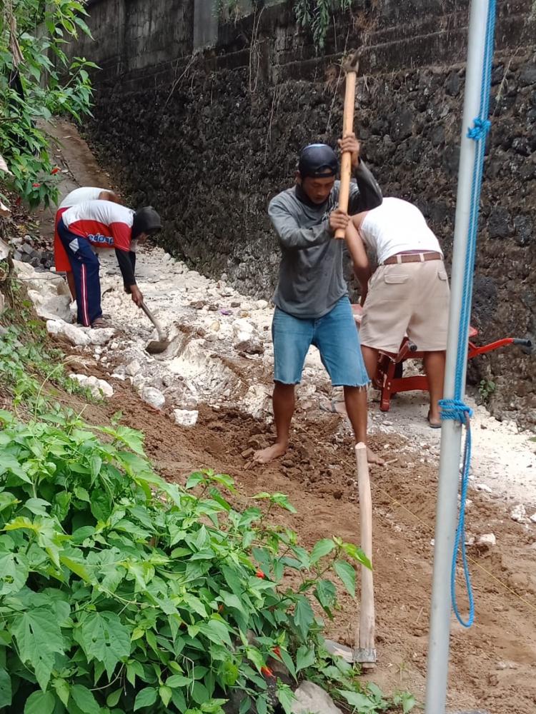 PEMBUATAN JALAN PAVING DI BATULUMBANG MULAI DIKERJAKAN
