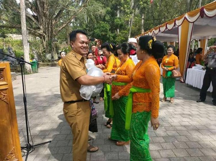 PENEBARAN BIBIT IKAN DI MUMBUL