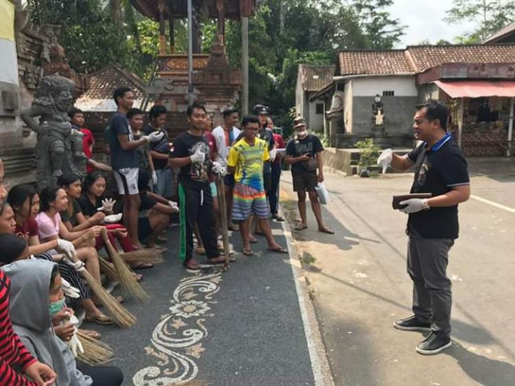 PERBEKEL BERSIH-BERSIH BERSAMA AREK-AREK PUTRA CEMARA SARI