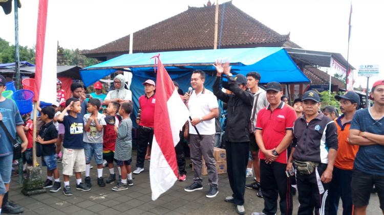PERBEKEL BUKA JALAN SANTAI BERHADIAH DI DESA GERANA