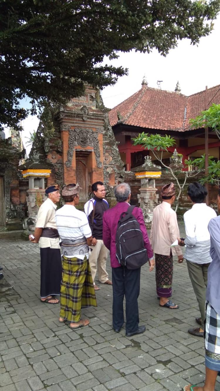 PERBEKEL DAMPINGI TIM KONSULTAN TINJAU DESA ADAT GERANA