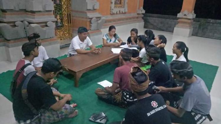 PERBEKEL HADIRI RAPAT ST. SARI GUNA