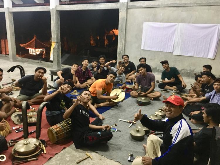 PERBEKEL KUNJUNGI LATIHAN PEMUDA GERANA, UNTUK MENYAMBUT ULANG TAHUN SEKAA TERUNA DHARMA BAKTI NUGRAHA BANJAR PEMIJIAN