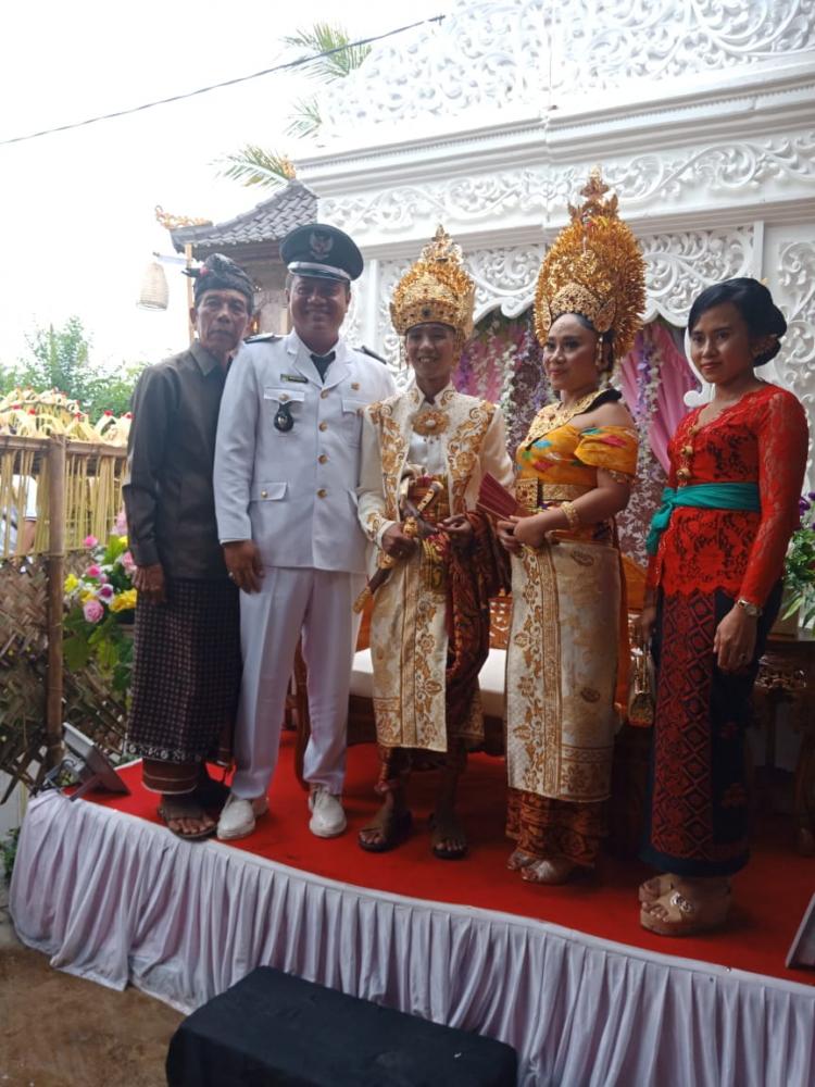 PERBEKEL "NYAKSIANG" ACARA PERNIKAHAN WARGA