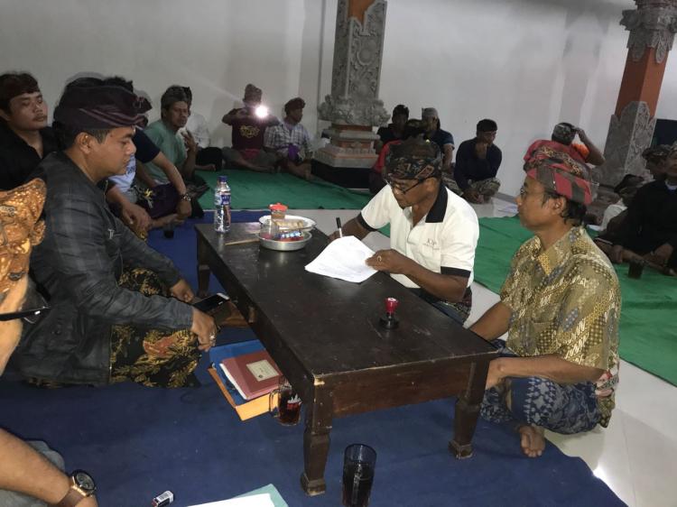 PERBEKEL "NYAKSIANG" SERAH TERIMA KELIAN ADAT DI BANJAR PACUNG