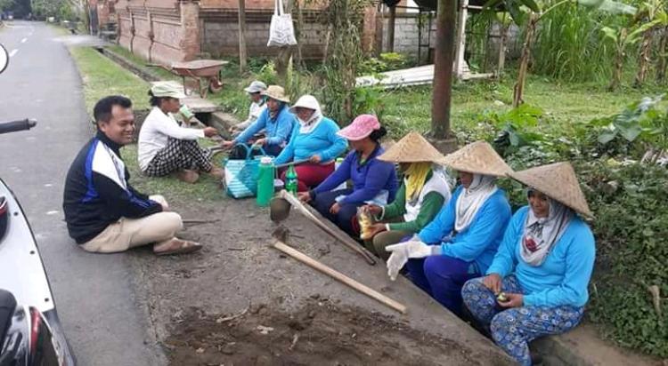 PERBEKEL PANTAU LANGSUNG PERAWATAN JALAN DESA