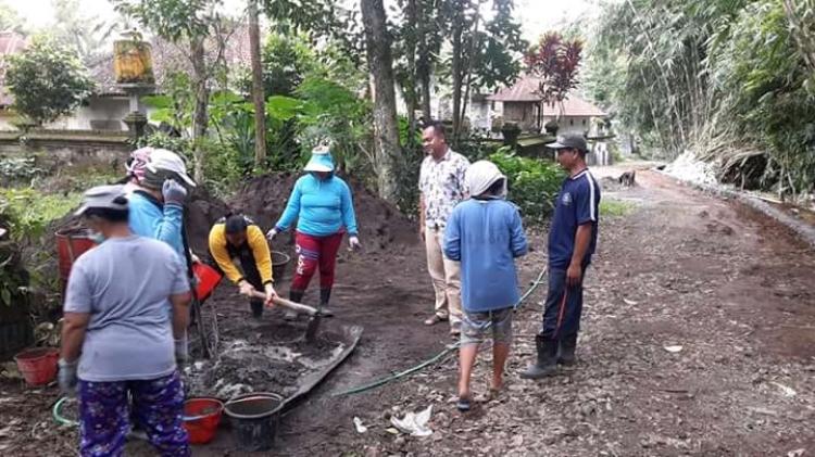 PERBEKEL PANTAU LANGSUNG PROGRAM PADAT KARYA TUNAI