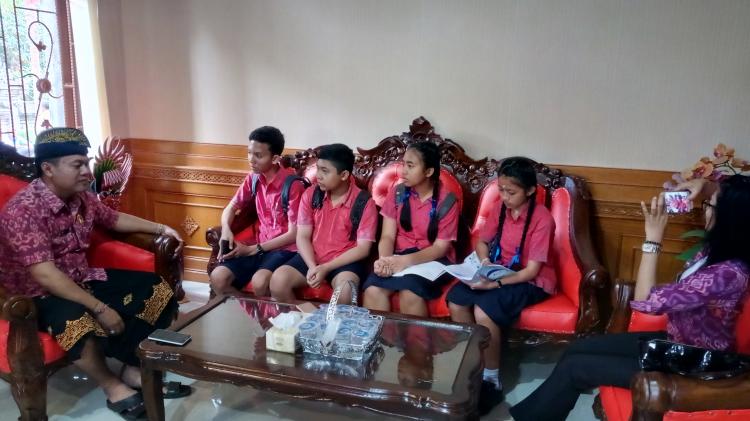 PERBEKEL TERIMA SISWA SMP TERKAIT KARYA ILMIAH