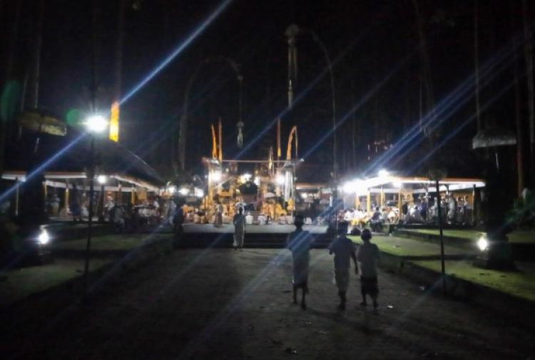 PIODALAN DI PURA PUCAK BUKIT SARI SELALU RAMAI PEMEDEK