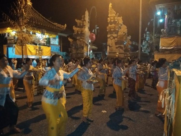 REJANG RENTENG MASSAL, SPONTANITAS WARGA DESA ADAT GERANA