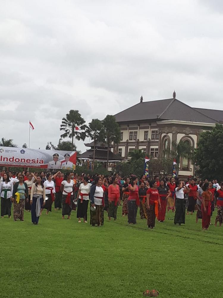 SAMBUT HUT MANGUPURA IBU-IBU PKK LATIHAN TARI PENDET MASSAL