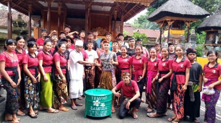 ST. TRI EKA LAKSANA BERSIH BERSIH DAN SERAHKAN PUNIA KE PURA