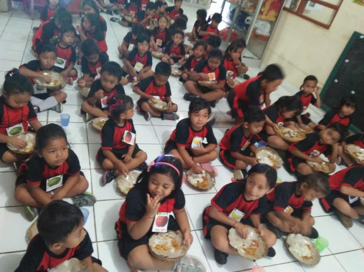 TANAMKAN KEMANDIRIAN SEJAK DINI, TK SRIKANDI AJAK SISWANYA CAMPING