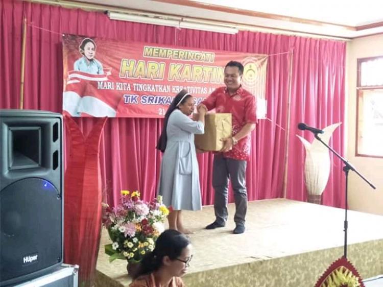 TK SRIKANDI SANGEH, BERBAGI ITU INDAH