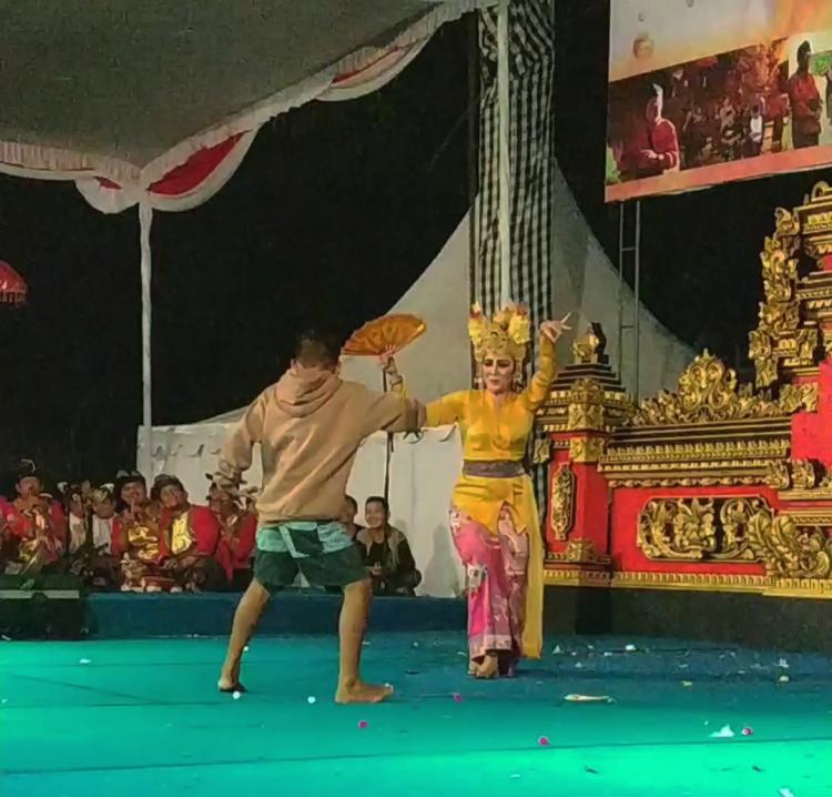 Aksi Anak Satu ini Hibur Penonton Saat Pementasan Joged Bumbung