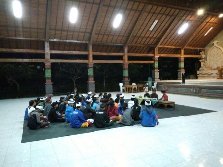 Antusias Kader Pelestari Budaya Kabupaten Badung mendengarkan sambutan Bendesa Adat Sedang