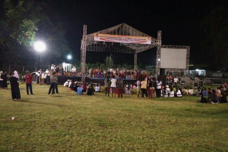 Antusias Warga Menonton Acara Geladi Bersih