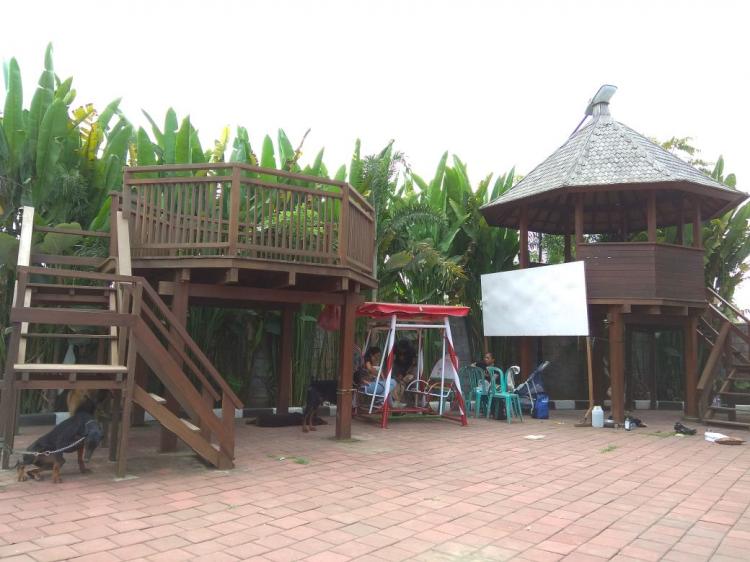 Areal yang dulu gersang kini disulap menjadi Playground untuk Anak Bermain di Desa Sedang