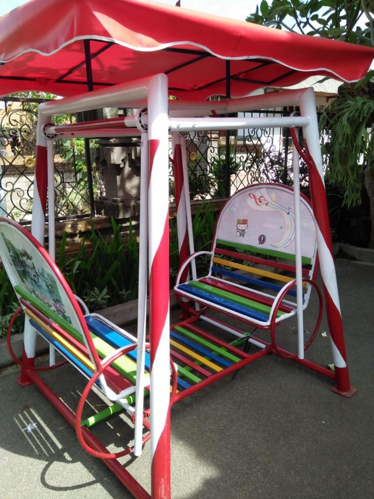 Atasi Kerewelan Anak Di Halaman Kantor Desa