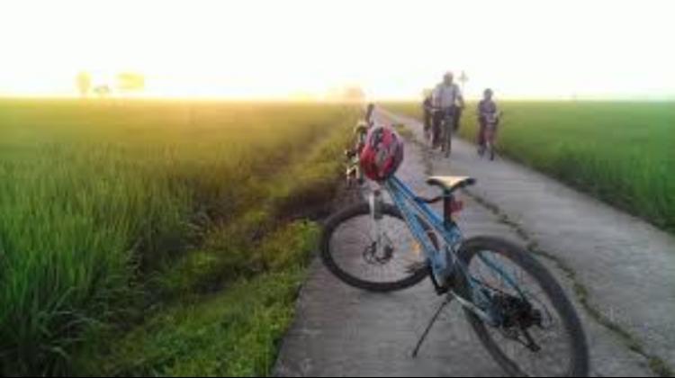 BERSEPEDA SEMBARI MENIKMATI MATAHARI TERBIT DI DESA SEDANG
